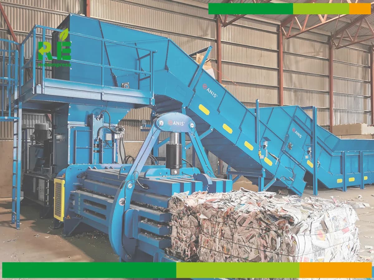 Compactadora de Reciempresa prensando material recuperado en planta